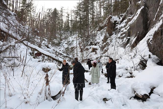 Du khách thích thú chụp ảnh dưới chân Trường Bạch. Ảnh: Quang Hưng-PV TTXVN tại Trung Quốc