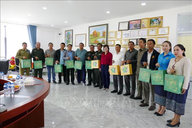 Công ty khai thác khoáng sản Sakai trao quà cảm ơn các ban, ngành và chính quyền địa phương nhân dịp cuối năm. Ảnh: Xuân Tú - PV TTXVN tại Lào