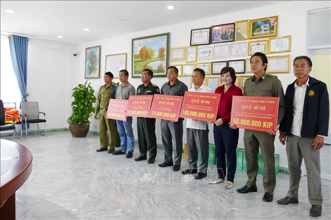 Công ty khai thác khoáng sản Sakai hỗ trợ các ban, ngành và chính quyền địa phương, thể hiện trách nhiệm của Công ty đối với sự phát triển kinh tế-xã hội của địa phương. Ảnh: Xuân Tú - PV TTXVN tại Lào