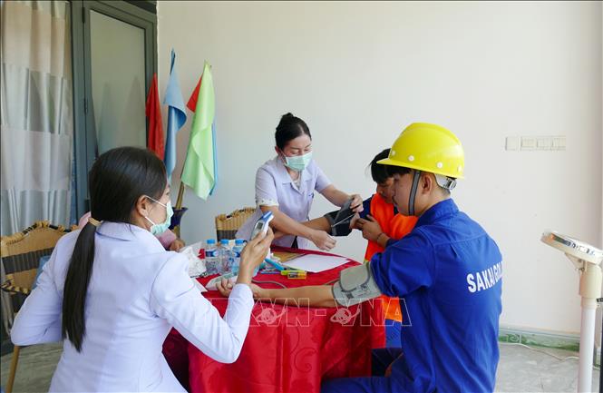 Công ty khai thác khoáng sản Sakai phối hợp với ngành y tế địa phương tổ chức khám sức khỏe định kỳ cho công nhân tại trụ sở Công ty. Ảnh: Xuân Tú - PV TTXVN tại Lào
