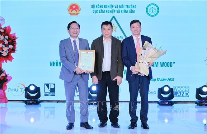 Ông Trần Lê Hồng, Phó Cục trưởng Cục sở hữu trí tuệ (Bộ Khoa học và Công nghệ) trao Quyết định và giấy chứng nhận nhãn hiệu chứng nhận cho Cục Lâm nghiệp và Kiểm lâm (Bộ Nông nghiệp và Môi trường). Ảnh: Lê Đông - TTXVN