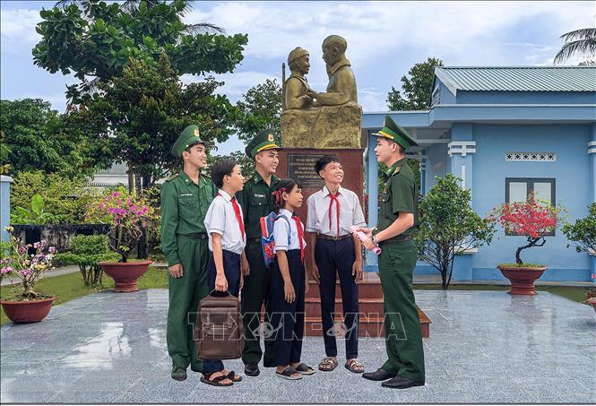 Tượng đài Bác Hồ với chiến sĩ Biên phòng ở các đồn Biên phòng tại Cà Mau là nơi giáo dục truyền thống cho cán bộ, chiến sĩ và tuyên truyền cho học sinh trên địa bàn tỉnh. Ảnh: TTXVN phát