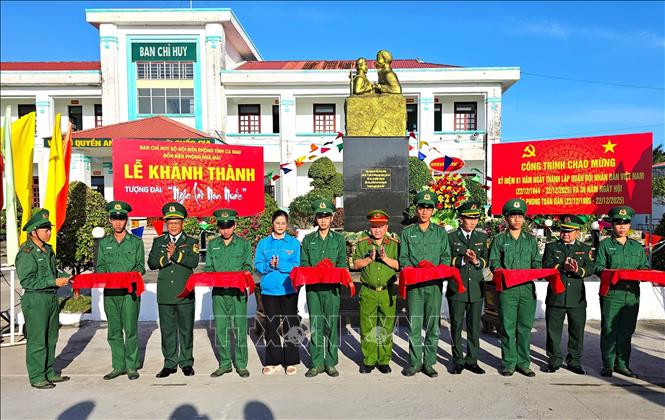 Khánh thành tượng đài Bác Hồ với chiến sĩ Biên phòng tại đồn Biên phòng Nhà Mát, Cà Mau. Ảnh: TTXVN phát