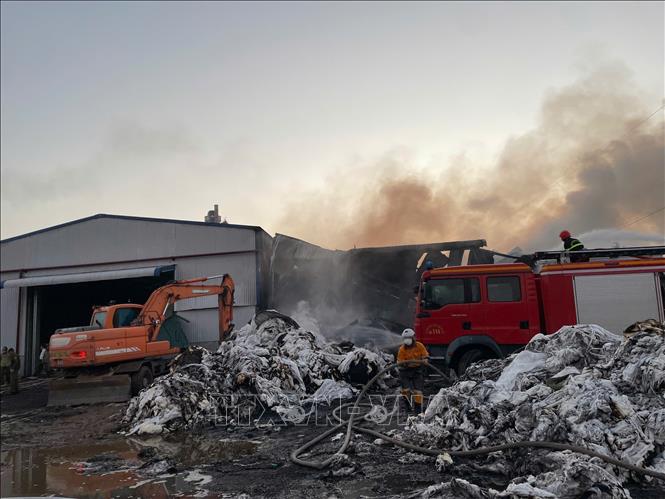 Đến khoảng 17 giờ 30 cùng ngày đám cháy đã cơ bản được khống chế. Ảnh: TTXVN phát