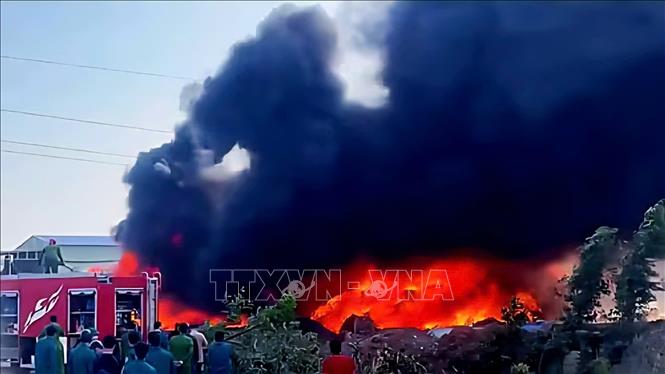 Lửa bùng phát dữ dội tại nhà xưởng bông của Chi nhánh Công ty TNHH Thương phẩm Á Phi (khu Hợp Thành, phường Yên Tử). Ảnh: TTXVN phát