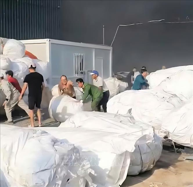 Nhân dân và các lực lượng cùng hỗ trợ di dời hàng hóa ở khu vực chưa bị lửa cháy lan đến. Ảnh: TTXVN phát