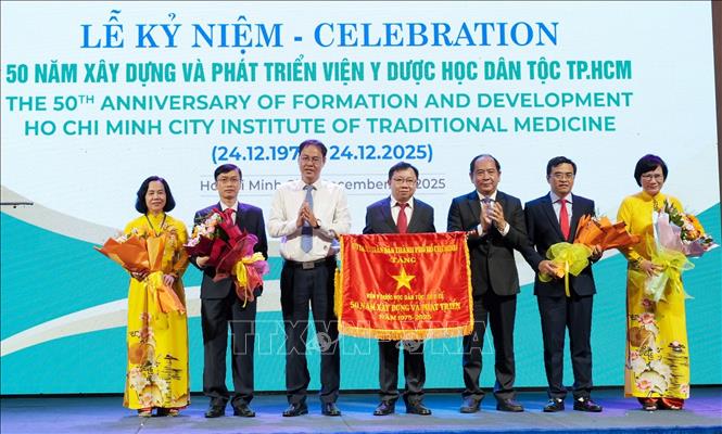 Lãnh đạo Viện Y dược học dân tộc đón nhận cờ thi đua của UBND Thành phố Hồ Chí Minh. Ảnh: Đinh Hằng - TTXVN