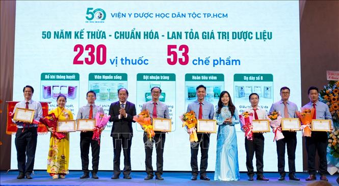 Đại diện Bộ Y tế, Sở Y tế Thành phố Hồ Chí Minh trao tặng bằng khen cho các tập thể, cá nhân có thành tích xuất sắc. Ảnh: Đinh Hằng - TTXVN