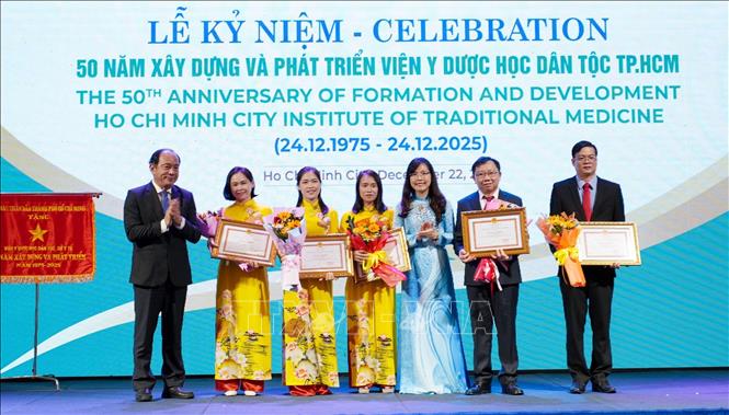 Đại diện Bộ Y tế, Sở Y tế Thành phố Hồ Chí Minh trao tặng bằng khen cho các tập thể, cá nhân có thành tích xuất sắc. Ảnh: Đinh Hằng - TTXVN