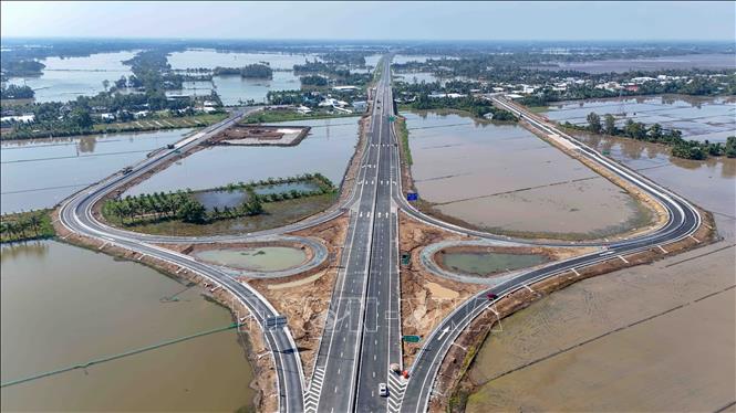 Nút giao IC5 tại xã Vị Thủy (thành phố Cần Thơ) kết nối cao tốc Cần Thơ – Hậu Giang với hệ thống giao thông khu vực, tạo điều kiện thuận lợi cho các phương tiện ra vào tuyến. Ảnh: Thanh Liêm - TTXVN