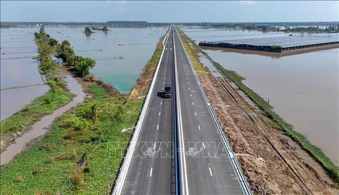 Phương tiện lưu thông trên cao tốc Cần Thơ - Cà Mau trong ngày đầu thông xe. Ảnh: Thanh Liêm - TTXVN