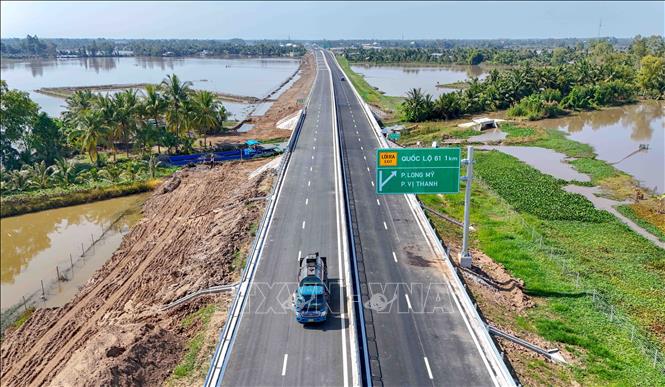 Các phương tiện lưu thông trên cao tốc Cần Thơ - Cà Mau, sáng 22/12. Ảnh: Thanh Liêm - TTXVN