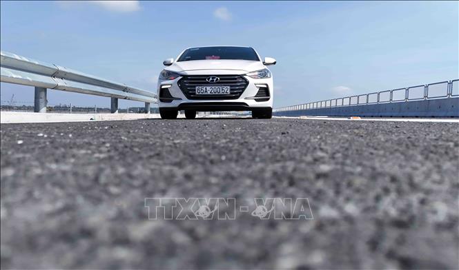 Ô tô lưu thông trên cao tốc Cần Thơ – Hậu Giang trong ngày đầu thông xe. Ảnh: Thanh Liêm - TTXVN