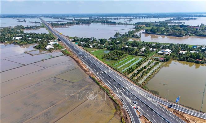 Tuyến cao tốc Cần Thơ – Hậu Giang chạy xuyên qua vùng sản xuất nông nghiệp, tạo trục giao thông hiện đại, thúc đẩy liên kết vùng Đồng bằng sông Cửu Long. Ảnh: Thanh Liêm - TTXVN