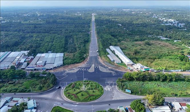 Đường dẫn vào cao tốc Cần Thơ - Cà Mau tại điểm giao với Quốc lộ Nam Sông Hậu. Ảnh: Thanh Liêm - TTXVN