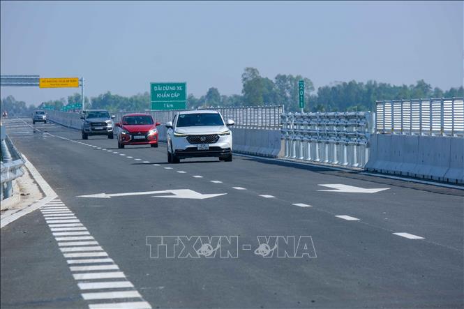 Ô tô lưu thông trên tuyến chính cao tốc Cần Thơ – Hậu Giang trong ngày đầu đưa vào khai thác. Lượng xe chưa đông, mặt đường thông thoáng, bảo đảm an toàn giao thông. Ảnh: Thanh Liêm - TTXVN