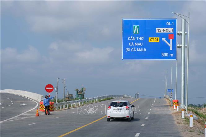 Biển chỉ dẫn hướng đi cao tốc Cần Thơ – Cà Mau tại nút giao IC2 (phường Hưng Phú, thành phố Cần Thơ) được lắp đặt đồng bộ, giúp phương tiện dễ dàng nhận biết và lựa chọn hướng lưu thông trong ngày đầu thông xe, sáng 22/12. Ảnh: Thanh Liêm - TTXVN