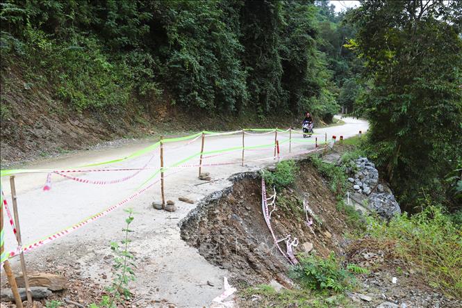 Việc di chuyển trên Tỉnh lộ 543B qua những điểm sạt lở, sụt trượt rất nguy hiểm, đặc biệt là vào ban đêm bị hạn chế tầm nhìn hoặc lúc trời mưa đường trơn trượt Ảnh: Xuân Tiến - TTXVN 