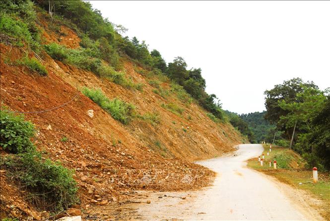 Xuất hiện nhiều điểm có nguy cơ sạt lở, đá lăn, sụt trượt từ bờ, vách ta-luy dương trên Tỉnh lộ 543B. Ảnh: Xuân Tiến - TTXVN 