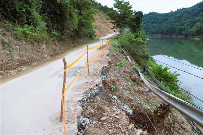 Nguy cơ sạt lở, sụt trượt trên tuyến Tỉnh lộ 543B vẫn tiếp diễn khi xảy ra mưa lớn, đe dọa rất lớn đến sự lưu thông trên tuyến đường huyết mạch, quan trọng này. Ảnh: Xuân Tiến - TTXVN 
