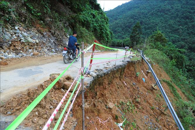 Cung sạt lở, sụt trượt ta-luy âm xuống sông Nậm Nơn dài hàng chục mét gây mất an toàn giao thông cho các loại phương tiện qua lại. Ảnh: Xuân Tiến - TTXVN 