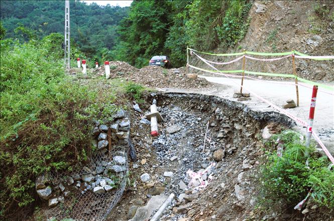 Tình trạng sạt lở, suht trượt đã “ăn” sâu vào gần tim đường tại một điểm sạt lở trên Tỉnh lộ 543B. Ảnh: Xuân Tiến - TTXVN 
