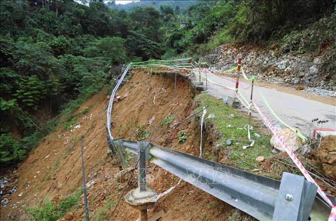 Sạt lở, sụt trượt ta-luy âm nghiêm trọng trên tuyến Tỉnh lộ 543B làm hư hại nặng hệ thống hạ tầng giao thông đường bộ. Ảnh: Xuân Tiến - TTXVN 