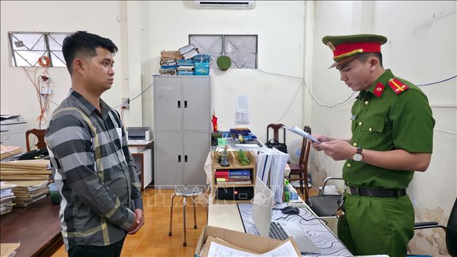 Cơ quan điều tra thi hành Lệnh bắt bị can để tạm giam đối với Nguyễn Công Trọng. Ảnh: TTXVN phát