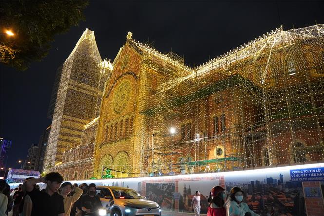 Notre Dame Cathedral is illuminated with 1,000 km of LED lights, featuring decorative motifs such as globes, stars and bells along its roofline. Photo: Thu Huong – VNA