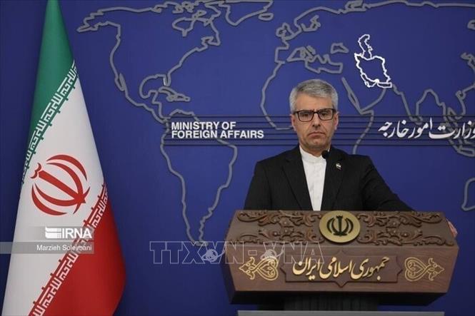 Người phát ngôn Bộ Ngoại giao Iran Esmaeil Baqaei phát biểu tại cuộc họp báo ở Tehran. Ảnh: IRNA/TTXVN