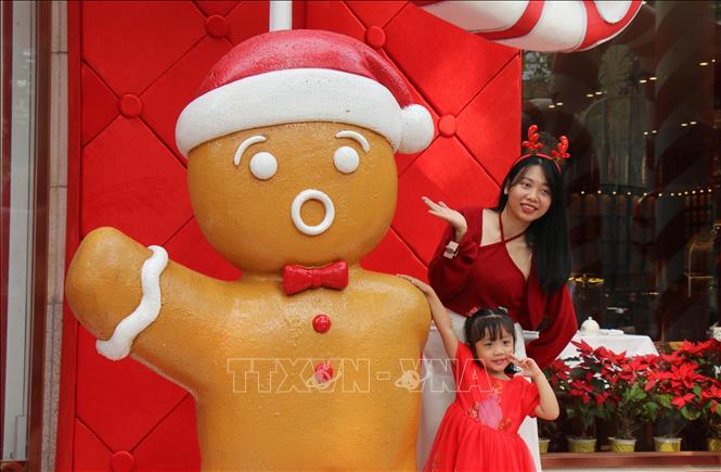 Many families in Ho Chi Minh City choose bright red outfits, adding vibrancy to the Christmas atmosphere. Photo: Thu Huong – VNA