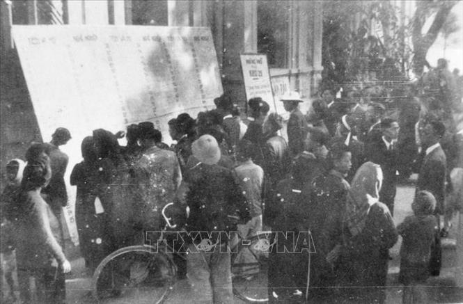 Chỉ sau 5 tháng giành được độc lập, hưởng ứng lời kêu gọi của Chủ tịch Hồ Chí Minh, với tinh thần yêu nước và khí thế hào hùng của Cách mạng tháng Tám, tất cả công dân Việt Nam từ 18 tuổi trở lên trên khắp mọi miền Tổ quốc, không phân biệt nam, nữ, giàu nghèo, dân tộc, tôn giáo đã tham gia cuộc tổng tuyển cử đầu tiên bầu ra Quốc hội theo nguyên tắc dân chủ, tiến bộ nhất. Trong ảnh: Cử tri Thủ đô xem danh sách, tiểu sử các đại biểu ra ứng cử. Ảnh: Tư liệu TTXVN