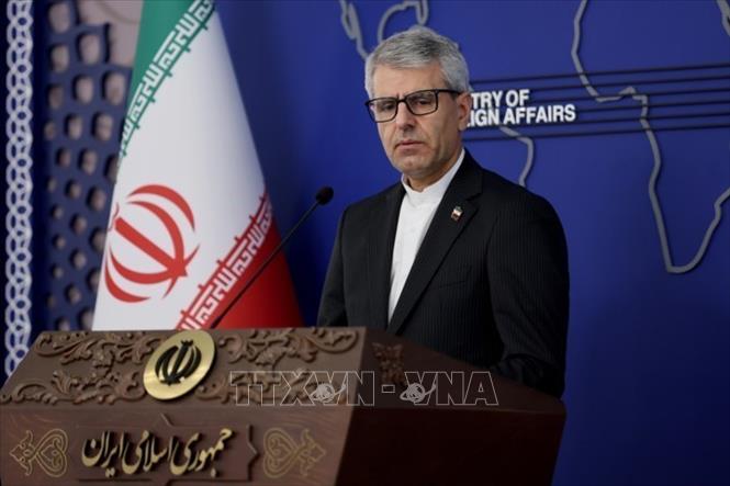 Người phát ngôn Bộ Ngoại giao Iran Esmaeil Baqaei phát biểu tại cuộc họp báo ở Tehran. Ảnh: IRNA/TTXVN