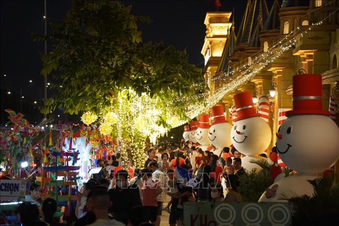 A snowman display in Phu Dinh Ward attracts numerous residents for sightseeing and photos. Photo: Thu Huong – VNA