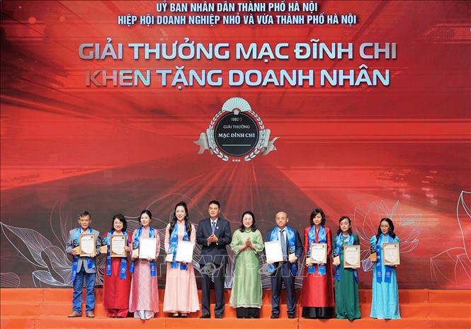 Phó Trưởng ban Thường trực Ban Tuyên giáo và Dân vận Đảng uỷ Mặt trận Tổ quốc, các đoàn thể Trung ương Phạm Thu Hương và Phó Giám đốc Sở Công Thương Hà Nội Nguyễn Đình Thắng trao kỷ niệm chương cho các doanh nhân đạt Giải thưởng Mạc Đĩnh Chi. Ảnh: Lê Đông - TTXVN