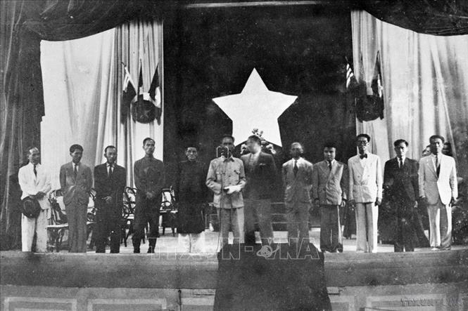 Giai đoạn năm 1946 - 1960, Quốc hội nước Việt Nam đã cùng với dân tộc trải qua nhiều khó khăn, gian khó để tiến hành sự nghiệp xây dựng và bảo vệ Tổ quốc. Trong ảnh: Chủ tịch Hồ Chí Minh đọc lời tuyên thệ trước Quốc hội tại kỳ họp thứ nhất, Quốc hội Khóa I (2/3/1946). Ảnh: TTXVN