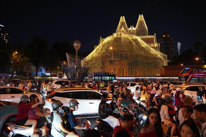 The area surrounding Notre Dame Cathedral is consistently crowded every evening. Photo: Thu Huong – VNA
