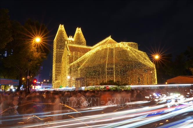 Golden LED light strings at Notre Dame Cathedral make the cityscape at night more radiant and warm. Photo: Thu Huong – VNA