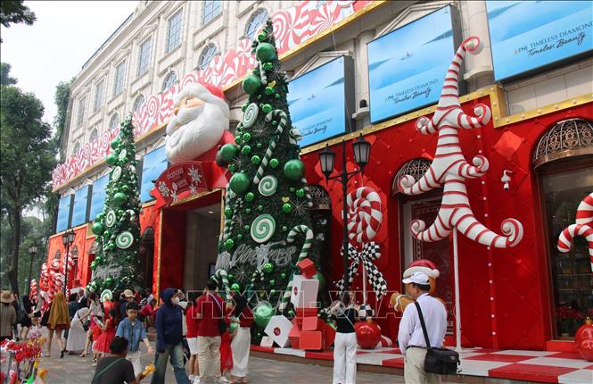 A Santa Claus display and two large Christmas trees attract residents of Ho Chi Minh City for visits and photos. Photo: Thu Huong – VNA