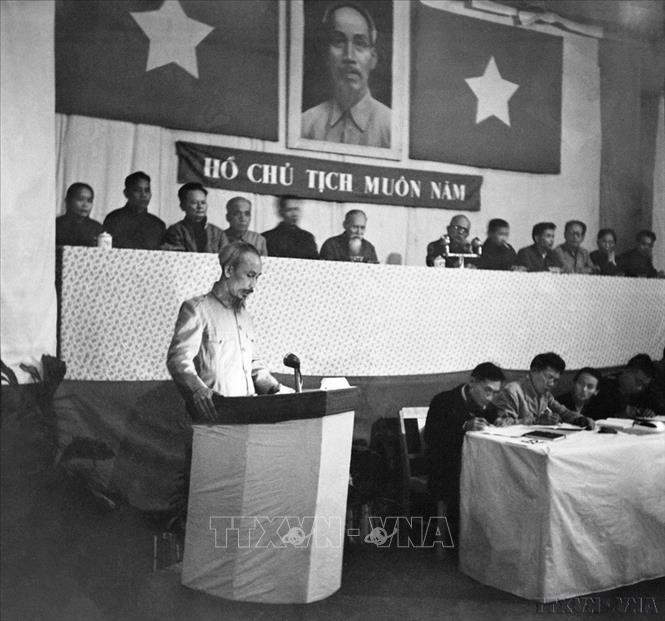  Chủ tịch Hồ Chí Minh đọc báo cáo về 