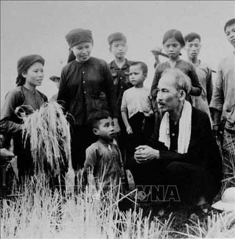 Giai đoạn năm 1946 - 1960, Quốc hội nước Việt Nam đã cùng với dân tộc trải qua nhiều khó khăn, gian khó để tiến hành sự nghiệp xây dựng và bảo vệ Tổ quốc. Trong ảnh: Chủ tịch Hồ Chí Minh thăm nông dân xa Hùng Sơn (Đại Từ, Thái Nguyên), đang thu hoạch vụ lúa đầu tiên sau cải cách ruộng đất (1954). Ảnh: TTXVN