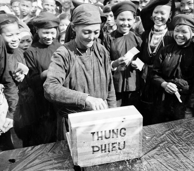  Bà Ma Thị Bưởi (người dân tộc Thổ), thôn B, xã Đoàn Kết (Thái Nguyên) sung sướng cầm lá phiếu của chính mình lựa chọn người bầu cử để thành lập khu tự trư Việt – Bắc (1956). Ảnh: TTXVN