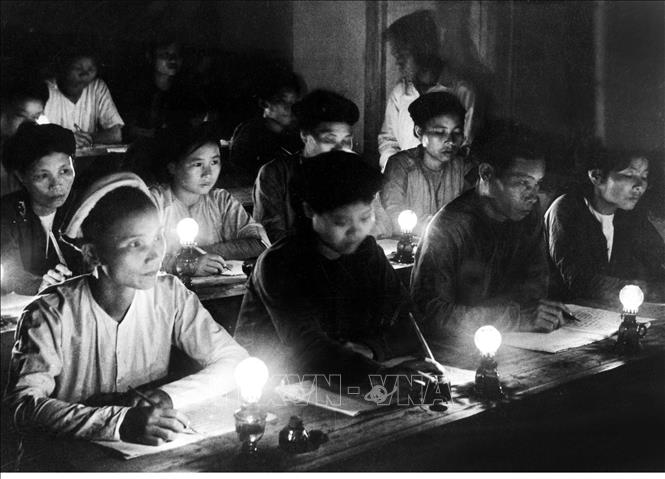 Trong năm 1946, Quốc hội đã có những hành động quyết liệt để đoàn kết, thống nhất dân tộc, chống thù trong, giặc ngoài, xây dựng và củng cố chính quyền cách mạng. Trong ảnh: Một lớp Bình dân học vụ ở Hà Nội những ngày đầu độc lập. Ảnh: TTXVN