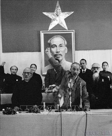 Chủ tịch Hồ Chí Minh hô khẩu hiệu 