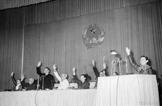 Giai đoạn 1946–1960, Quốc hội đã ghi dấu nhiều thành tựu quan trọng: thông qua hai bản Hiến pháp của nước Việt Nam DCCH, trong đó có bản Hiến pháp năm 1946 - bản Hiến pháp đầu tiên mở ra tiến trình xây dựng và hoàn thiện hệ thống pháp luật xã hội chủ nghĩa ở Việt Nam. Trong ảnh: Chủ tịch Hồ Chí Minh và các đại biểu Quốc hội nhất trí thông qua Luật hôn nhân và gia đình (1959). Ảnh: TTXVN