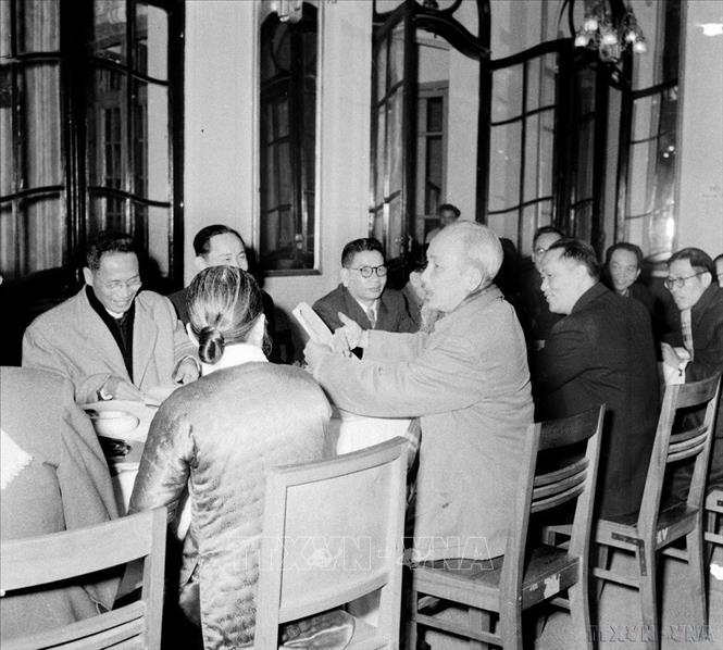 Giai đoạn 1946–1960, Quốc hội đã ghi dấu nhiều thành tựu quan trọng: thông qua hai bản Hiến pháp của nước Việt Nam DCCH, trong đó có bản Hiến pháp năm 1946 - bản Hiến pháp đầu tiên mở ra tiến trình xây dựng và hoàn thiện hệ thống pháp luật xã hội chủ nghĩa ở Việt Nam. Trong ảnh: Ban sửa đổi Hiến pháp do Chủ tịch Hồ Chí Minh làm Trưởng ban họp phiên cuối cùng để hoàn chỉnh dự thảo Hiến pháp mới trình Quốc hội thông qua (25/12/1959). Ảnh: TTXVN