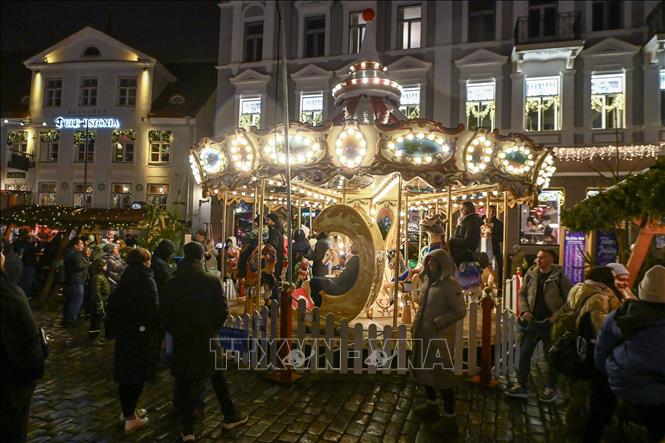 Người dân thăm chợ Giáng sinh tại Tallinn, Estonia. Ảnh: THX/TTXVN