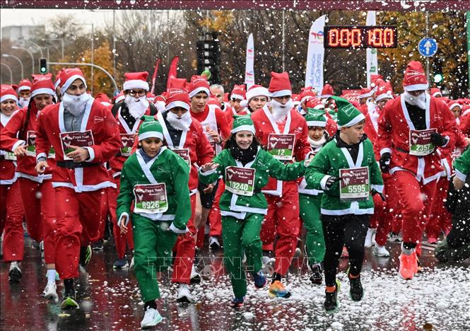 Người dân tham gia cuộc thi chạy Ông già Noel tại Madrid, Tây Ban Nha. Ảnh: THX/TTXVN