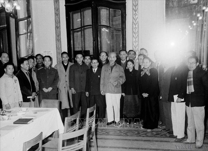 Trong thời kỳ kháng chiến cứu nước vô cùng ác liệt, với tinh thần tất cả cho tuyền tuyến, tất cả để đánh thắng giặc Mỹ xâm lược, Quốc hội đã ban hành Hiến pháp 1959 tạo nền tảng pháp lý cho việc xây dựng chủ nghĩa xã hội ở miền Bắc, đấu tranh thống nhất nước nhà. Trong ảnh: Chủ tịch Hồ Chí Mình và các thành viên trong Ban sửa đổi Hiếp pháp sau khi hoàn thành nhiệm vụ (25/12/1959). Ảnh: TTXVN