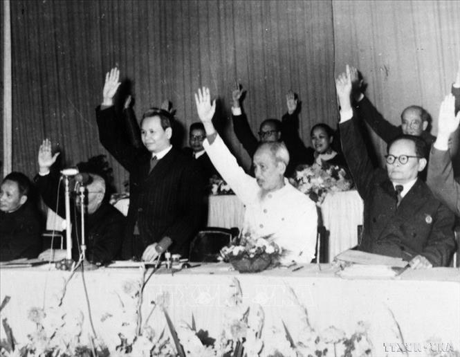 Quốc hội đã ban hành Hiến pháp 1959 tạo nền tảng pháp lý cho việc xây dựng chủ nghĩa xã hội ở miền Bắc, đấu tranh thống nhất nước nhà. Trong ảnh: Chủ tịch Hồ Chí Minh và các đại biểu Quốc hội nhất trí thông qua Hiến pháp mới tại Kỳ họp thứ 11, Quốc hội khóa I (1959). Ảnh: TTXVN